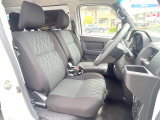 運転席シート廻りは使用感も少なく、良好な状態となっています。前オーナー様が丁寧に使っていたことがよくわかりますね。