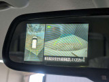 アラウンドビューモニター。上空から見下ろしているかのような映像を映し出して周囲を確認し、スムースな駐車をアシストします。