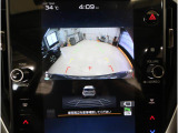 後方映像を11.6インチディスプレイに表示し、ステアリング連動ガイドラインが駐車をサポート。さらに後退時はリヤ4センサーが障害物を検知し、必要に応じてブレーキが作動します。