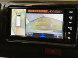 映像で見づらい車両周辺の確認をアシスト。クルマを真上から見ているような映像を表示。 運転席から確認しにくい車両周囲の状況を把握。