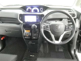 運転席からの視界はこんな感じです☆お気軽にご来店いただき、実際に座って是非お確かめください。ドライバーに寄り添う快適な操作フィールをもたらすステアリングです。
