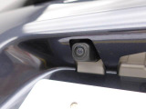 後退時に車両の後ろ側をモニター画面に表示します。車庫入れなどでバックする際に後方確認ができて便利です。車庫入れが苦手な人もこれで安心。