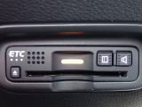 ■【ETC車載器】が装備されています。セットアップをしてお渡しとなり、ETCカードを差し込むだけで高速道路の利用が可能です。