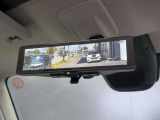 インテリジェントルームミラー搭載で、車の後方に設置されたカメラ映像を映し出してシートバックやヘッドレスト、同乗者に視界が遮られることがなく視認性が非常に良いです