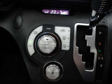 オートエアコンです。車内を設定温度に保ち、快適空間をキープします。