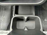 運転席と助手席の間にはドリンクホルダーがございます(^^♪