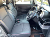 運転席は広々としていて、ゆったりと運転をお楽しみいただくことができますよ。