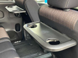 2列目シートのパーソナルテーブルは、ランチボックスも余裕で置けるサイズと、格納式カップホルダー、タブレットPCを立てたまま固定できる溝も付いて便利です。
