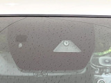 【i-ACTIVESENSE】走行中に前方の車両等を認識し、衝突しそうな時は警報とブレーキで衝突回避と被害軽減をアシスト。より安全にドライブをお楽しみいただけます。