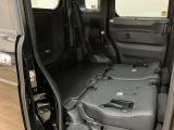 リヤシートの背もたれを左右倒すと、トランクスペースが開放的に広がり荷物もたっぷり収納可能です。