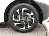 【純正アルミホイール】です!車両デザインに合わせてホイールをデザインしているため、見た目にもカッコイイアルミホイール♪洗車もラクチンで錆びません。
