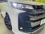 【LEDヘッドライト】悪天候や夜間走行時も良好な視界を確保し安心して運転できる高輝度LEDヘッドライトを装備!点灯速度が早く、消費電力も抑えられています。