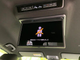 【後席モニター】家族や友人とお出かけする機会が多い方に大人気の後席モニターを装備!見やすい位置に画面がありテレビやDVDの視聴も快適!友達もお子様も、後席にしか乗らなくなるかも??
