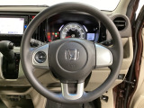 ステアリングスイッチがついていますので、オーディオのチャンネル変更、ボリューム、ジャンル変更が操作可能です。ハンドルから手を離さず安全に操作できます。