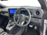 ドライバーファーストのコクピットを実現するために、スペースやレイアウトの工夫を施すことで、運転に集中しやすく、走りを存分に楽しめる設計になっています。
