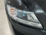 ディスチャージヘッドライト搭載でしっかり明るく照らしてくれるので、夜間走行や不慣れな道でも安心です。