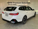 BMW xDriveの魅力は、走行状況と路面状況の変化をリアルタイムに把握し、4輪のトラクションを絶えず最大限に保つことで、どんなコンディションにおいても揺るぎない走りを実現させてくれます。