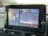 空から見たような映像で駐車ができるアラウンドビューモニター。ひと目でわかるセンサーに前後の衝突被害軽減ブレーキ付き。