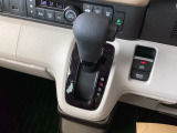 シフトはインパネシフト、パーキングブレーキは電子制御なので運転席と助手席の間はすっきりしています。