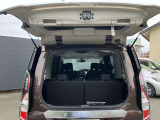 バックドアの真ん中から開けることが可能です。後ろが狭くても荷物を収納したり出したりすることも簡単に出来ます。