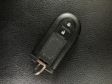 スマートキーを装備しています☆カギをカバンやポケットに入れて頂いた状態でドアロックの開閉やエンジンスタートをして頂けますよ!とても便利な装備です!