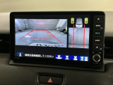 リバースギアに入れるだけで後方の表示へ切り替わります。夜間や雨の日の駐車も楽になりますよ。