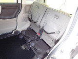 ◆チップアップ&ダイブダウン機構付【ULTR SEAT】は後席座面を左右分割で跳ね上げることができます。トランクで積載できない背の高い荷物をラクラク収納できます。ホンダ車ならではの人気装備です。