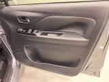 【運転席ドア】ボトルホルダーや収納ポケットが付いているので運転席周りもスッキリ保てます★