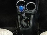 コンパクトカーらしい軽快な操作感に加え、手に馴染むシフトノブ形状で、街中での細かな加減速もスムーズに行えます