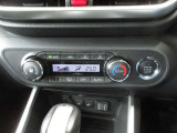 使用頻度の高いスイッチを運転席側にレイアウトした、オートエアコンです。