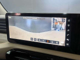 車両前方の広域を大きく映し出すフロントカメラ映像。見通しの悪い交差点への進入や、前進での駐車・発進時に前方の状況をスムーズに確認できます。