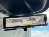 インテリジェントルームミラー搭載で、車の後方に設置されたカメラ映像を映し出してシートバックやヘッドレスト、同乗者に視界が遮られることがなく視認性が非常に良いです