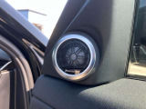 【MERIDIANサウンドシステム】精密なデジタル技術を用いて、車内で臨場感あふれるオーディオ体験を提供します。澄み渡った高音から迫力ある重低音まで鮮やかに再生します。