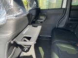 【シートバックテーブル】席背面には格納式のテーブルを装備。ちょっとした荷物が掛けられて便利なコンビニフック付です!
