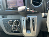 シフトレバーは簡単操作で運転もしやすくなっております!!