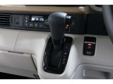 インパネシフトだから視線の移動も少なく足元もスッキリ♪運転席もゆったりしているのでゆとりを持ってドライブできますね!