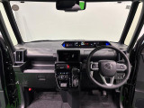 360&deg;UV&IRカット機能ガラス採用。見易い計器類と運転し易いレイアウトのドライビングポジションは、極細Aピラーの採用で視角も少なく前方&左右の見切りが良く安心して運転できます。