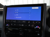 ナビゲーションは純正コネクトナビを装着しております。AM、FM、Bluetooth、フルセグTVがご使用いただけます。初めて訪れた場所でも安心ですね!