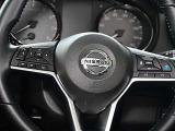 ハンドル左側には、アドバンスドドライブディスプレイ設定、ボリューム調整スイッチ。右側には、プロパイロット設定、ハンズフリーフォンスイッチが付いています。