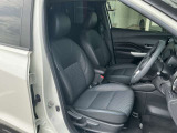 運転席もゆったりとお座り頂けます。