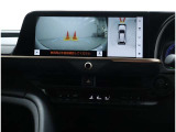 パノラミックビューモニター装備!トップビュー&フロントビュー・車両に取り付けたフロント、サイド、バックカメラの映像を合成して画面上に表示させることで、低速時の運転を補助する装置です。
