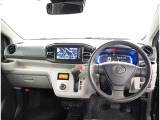 オシャレなインテリアで運転する気分も盛り上がりますよね^^