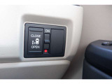 パワースライドドア付で開閉操作は運転席からもできます。