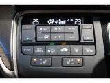 運転席と助手席の温度設定の変更が可能な左右独立タイプのデュアルエアコンです♪♪♪暑がりな人・寒がりな人も誰もが車内を快適にお過ごしいただけます♪♪♪