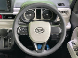 インテリアに合わせたデザインのステアリングは、運転される方のことも考え、運転しやすい形状、大きさです。是非一度、実際に触ってお確かめください。