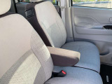 フロントシートにはセンターアームレスト付き、長時間の運転で疲れた腕を乗せてください。