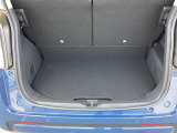荷室は日常使いにちょうど良いサイズで、買い物や通勤荷物の積載に便利。