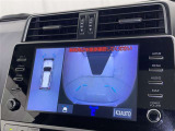パノラミックビューモニターを装備。駐車場や交差点でクルマを真上から見るように周囲を確認できます。機能の詳細は販売店スタッフまでおたずねください。