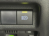 【AHB:オートマチックハイビーム】クルマに搭載されたシステムが、先行車や対向車の存在のほか周囲の明るさを検知し、ハイビームとロービームを自動で切り替える機能です。