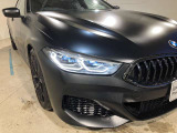 BMWレーザーライト:ハイビーム店頭時の照射距離を従来のロービームの約2倍に相当する最長600mまで可能にします。アクティブヘッドライトが含まれ、ブルーのデザインアクセントも装備されます。